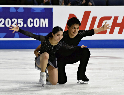 期待に応えたりくりゅうが首位発進、三浦「練習通りの演技ができた」