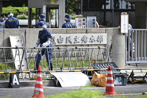 機動隊車両のバンパー焼け焦げ、瓶の破片が散乱…選挙期間中の事件に不安の声「暴力許せない」