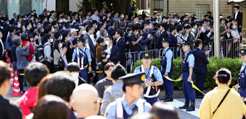 公示後初の「選挙サンデー」、鉄柵で囲まれた聴衆エリア設置や金属探知機で手荷物検査…不審者を警戒