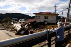 能登大雨から１か月「この状況に言葉が出ない」…大量の流木残されたまま、歩道は泥でぬかるみ