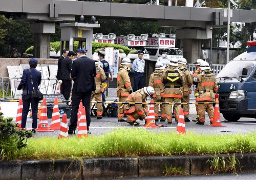 自民党本部襲撃、火炎瓶投げる前にクマ撃退スプレーを噴射…機動隊員３人が喉に軽傷