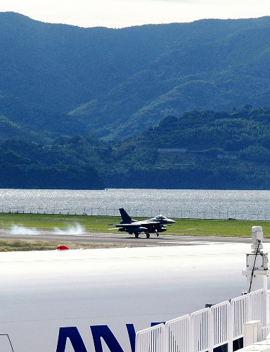 長崎空港にＦ２戦闘機が着陸…日米共同演習、自衛隊基地が使用不可の事態を想定