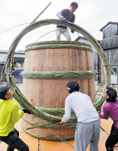 １５０年ぶり直径２・５ｍの巨大木桶を新造、長年更新できず…若手職人と共同で再開し徐々に大きく