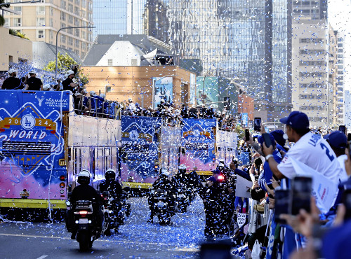 ドジャース優勝パレード、平日の午前中なのに２２万人が祝福…鳴りやまぬ歓声に大谷翔平「圧倒されている」