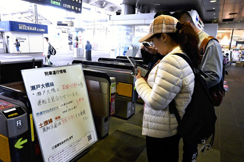 瀬戸大橋で快速電車が立ち往生、架線切れが原因…乗客１５０人を別列車で岡山へ運ぶ