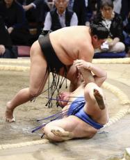 大関・大の里に土、阿炎のすくい投げに不覚…豊昇龍は無傷の４連勝