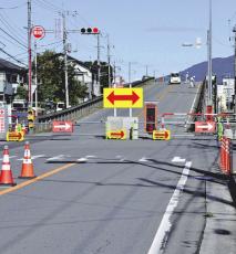 珍名所「秩父陸橋」を解体、平面道路にする工事開始…今は何もないのに勾配上り下り「さびしいと話す観光客も多い」