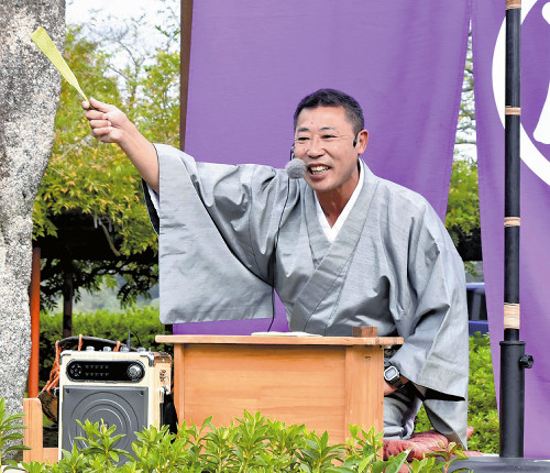 大河ドラマに合わせて「紫式部」講談、ゆかりの石山寺門前で６００回達成