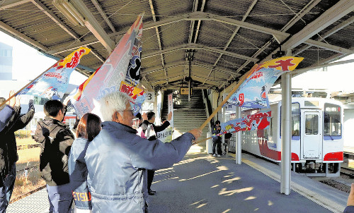 台風５号被災の三陸鉄道、３か月ぶりに全線再開…「ありがとう」の横断幕や大漁旗で乗客歓迎