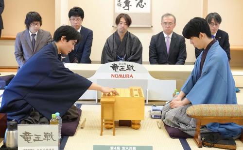 竜王戦第４局、角換わりで始まる…藤井聡太竜王が佐々木勇気八段にこれまで２勝１敗