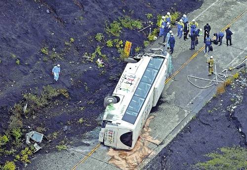 ２９人死傷のバス横転、「フェード現象」が原因…運転手が「ブレーキでいつでも止まれる誤認識」