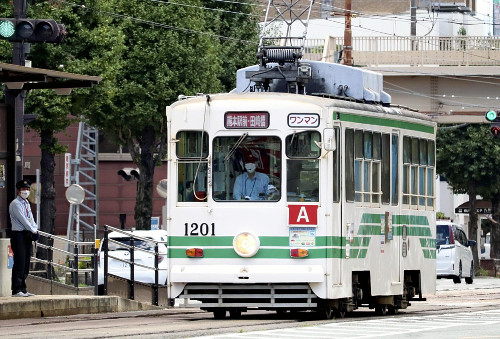 熊本市電、赤信号で交差点に進入…運転士「信号の故障と考えて進行した」