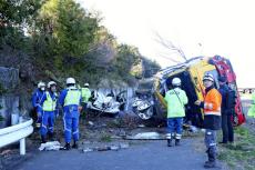 しょうゆを積んだタンクローリーが高速道路から５ｍ転落、停車中の車に衝突し計２人けが…群馬・高崎市