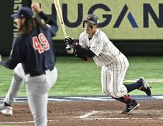 侍ジャパンが逆転、下位打線の３連打から小園が勝ち越し三塁打…つなぎの野球本領発揮