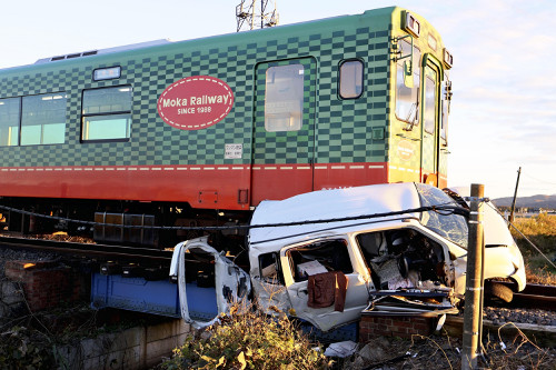 真岡鉄道の踏切で列車と軽乗用車衝突、軽運転の８０歳女性死亡…運転再開の見通し立たず