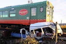 真岡鉄道の踏切で列車と軽自動車衝突、軽の８０歳女性が意識不明の重体