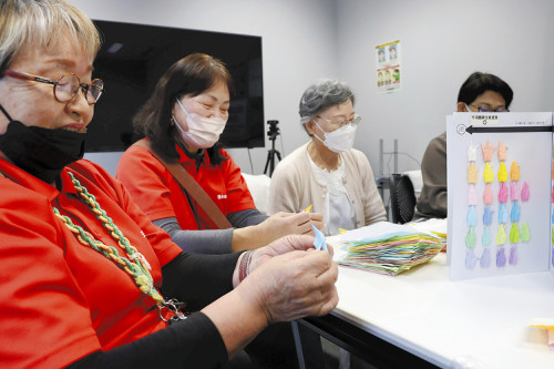 平和への願い込め長崎に寄せられた折り鶴のその後…ボランティアが丁寧に解体・分別、再生紙に