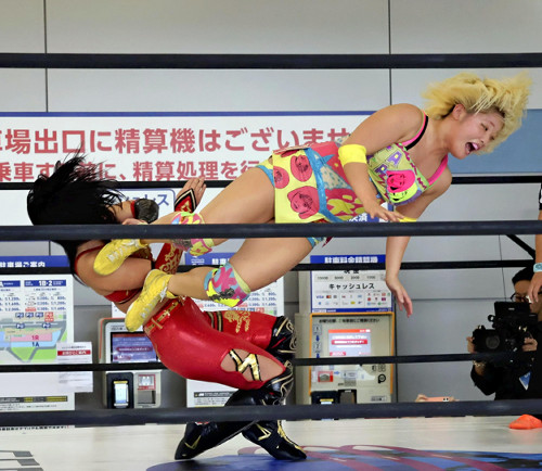 仙台空港でプロレス初開催、国際線到着ロビーに特設リング…見守った児童「将来はプロレスラーになりたい」