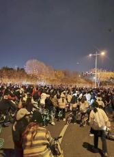 一晩で２０万人超が一斉にサイクリング、「道一帯が自転車でふさがる」…中国政府は抗議行動再燃を警戒し外出規制も