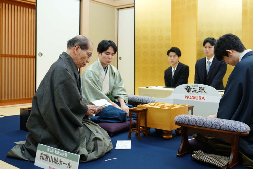 竜王戦第５局、しばらくは難解な攻防に…和歌山城ホールで対局再開