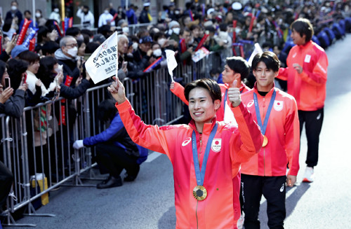 パリ五輪・パラ日本代表選手、日本橋をパレード…体操メダリストら歩いて手を振る