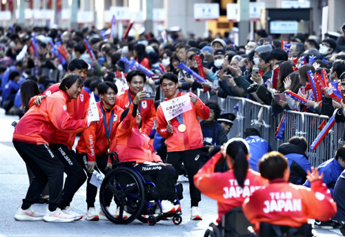 パリ五輪・パラ代表選手のパレードに１万人声援、萱和磨「多くの人が来てくれて夢のような時間」