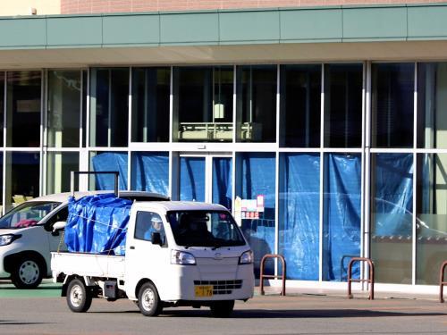 秋田のスーパーに２日間居座ったクマ、箱わなごと軽トラックで店外へ…体長１ｍほどの成獣か