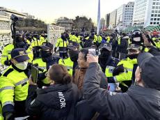 ソウル市民ら大統領の辞職求める抗議や集会…旅行の日本人「不安な夜だった」