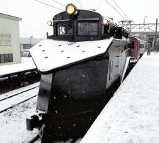 自走できない旧国鉄時代製造のラッセル車、電気機関車に押してもらって試運転…青森・弘南鉄道