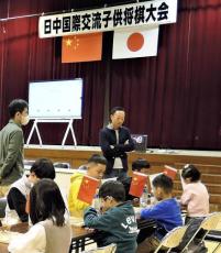 中国の「象棋」と異なる日本の将棋…北京の日本人学校で日中交流対局「より複雑で面白い」