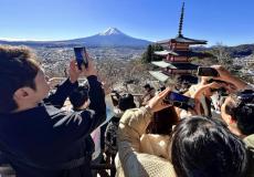 雪の富士山でオーバーツーリズム深刻化、地元頭抱える…渋滞・ポイ捨て・私有地立ち入り