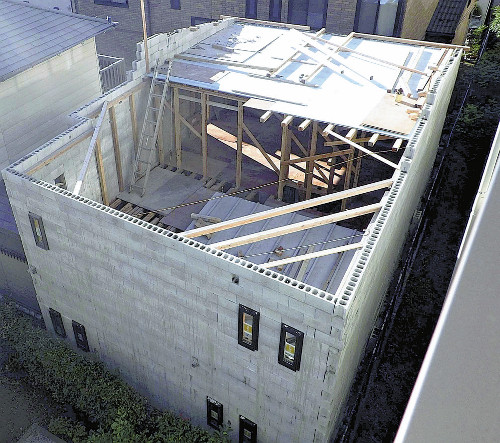 「塀」のはずがもはや「小屋」…建築基準法違反の疑いで逮捕の男「市と自分の見解の違い」