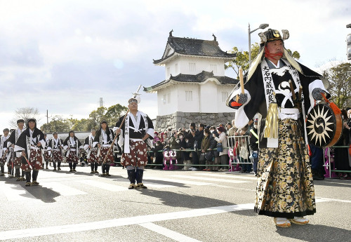 吉良邸討ち入りの日に赤穂市で義士行列、大石内蔵助役の内藤剛志さん「語り継ぐことが大切」