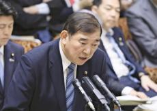 予算委で禁煙迫られた石破首相「１日数本まで減った」…自宅では「許容される状況にない」と笑い誘う