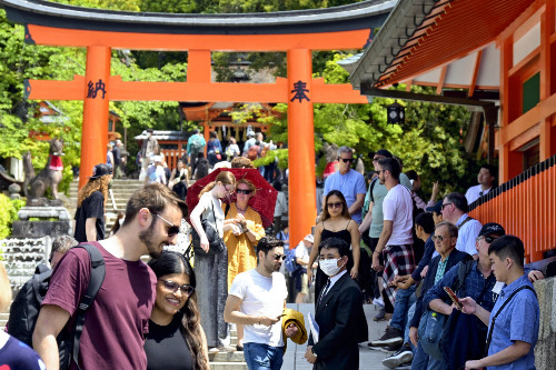 訪日客が最多３３３７万人、１１か月で２０１９年の年間記録を抜く…航空便数コロナ前まで回復