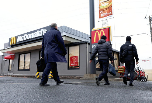 マクドナルド中学生死傷、市職員１０００人が通学路見守り…市長「不安におびえる子ども守る」