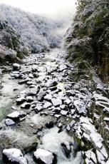 山口の名勝・長門峡、切り立った崖が雪化粧