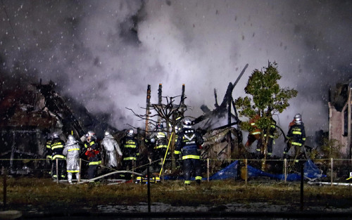 秋田・能代で木造住宅が全焼、焼け跡から３人の遺体…住人の夫婦と母親の３人と連絡取れず