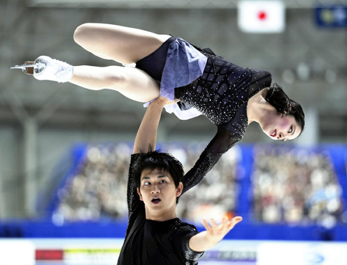 りくりゅう「悔しい」ＳＰ首位…ジャンプ回転不足・デススパイラルはスピード欠く