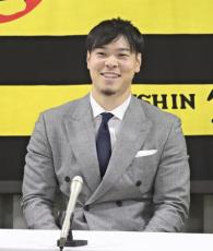 阪神・佐藤輝明、将来のメジャー移籍へ「思いが固まった」…現状維持の１億５千万円でサイン