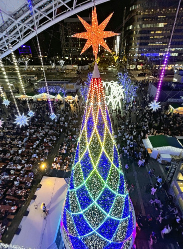 「クリスマス」で街も華やか…子どもらの笑顔、家族や恋人や友達と楽しく過ごす夜に