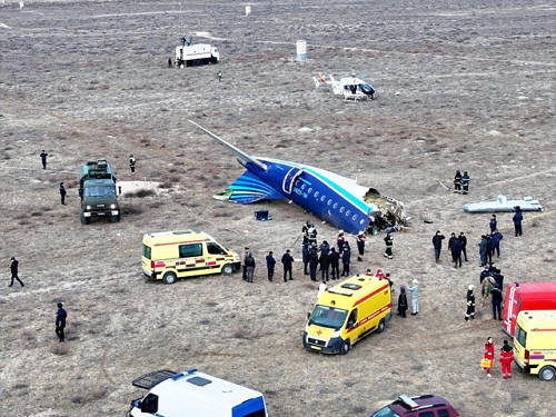 カザフスタンで６７人乗り旅客機が地面に衝突・炎上、生存者３２人を病院搬送…緊急着陸に失敗情報