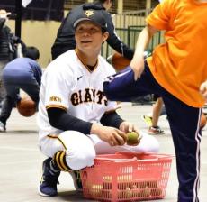 小学生１５０人がスポーツ体験、巨人・佐々木はボールの投げ方を指導…ＴＯＫＹＯ　ＵＮＩＴＥ