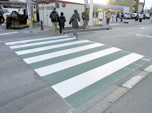 「コンビニ富士」近くの横断歩道２か所、白と緑に塗装…目立たせて危険な横断防ぐ狙い