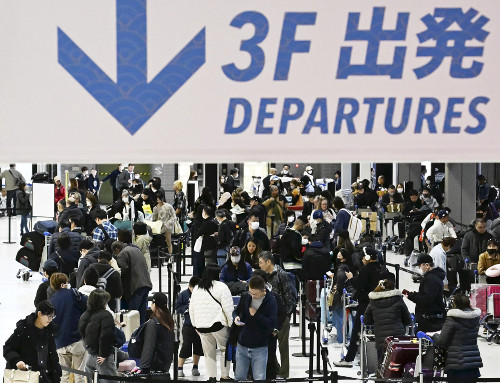 出国ラッシュがピーク、成田空港は大にぎわい…出入国者数はコロナ前９割近くに回復