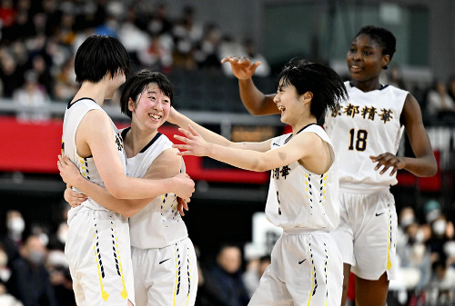 バスケ女子、京都精華３年連続２冠…土壇場で２年生が３点シュート決め３戦連続の接戦制す