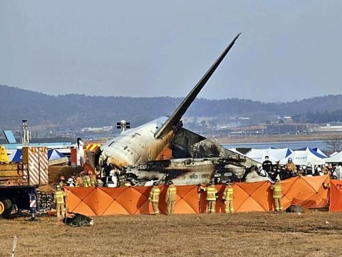 チェジュ航空機事故、韓国メディア「『丘』がなければ被害少なかった可能性」…当局はレコーダー分析へ