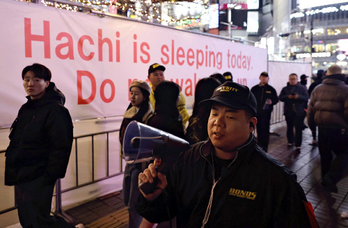 渋谷ハチ公像周辺を仮囲い、カウントダウン中止…それでもスクランブル交差点混雑「立ち止まらないで」