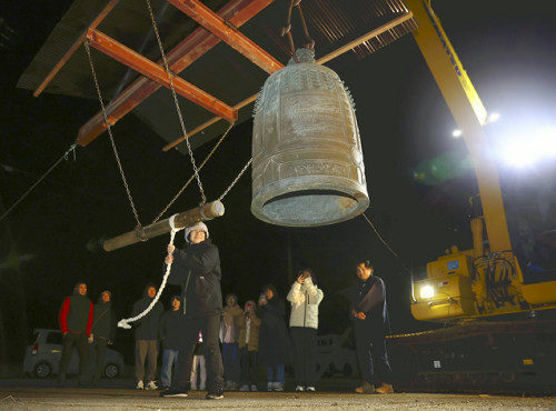 がれきから掘り出した鐘、ショベルカーでつるして除夜の鐘…石川・珠洲の翠雲寺から被災地に