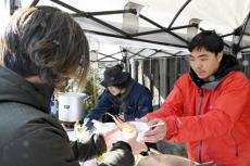 輪島朝市「わじまるしぇ」で香箱ガニみそ汁…にぎわいもボランティア「以前とは別世界、できることなんでもする」